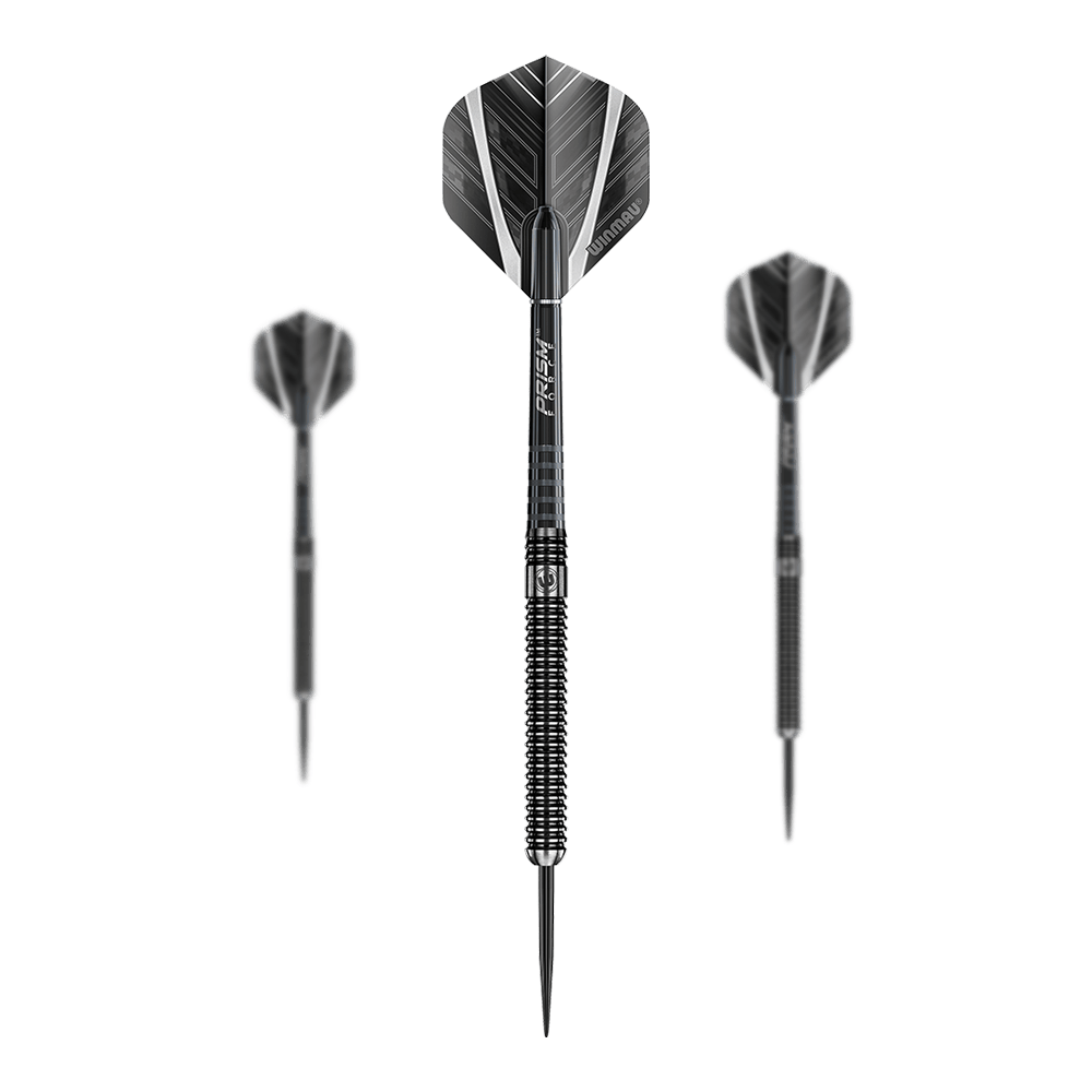 Auf dem Bild sind drei schwarze Steeldarts mit silbernen Akzenten zu sehen. Die Darts sind in einer Reihe mit einem Dart in der Mitte und jeweils einem Dart links und rechts angeordnet.